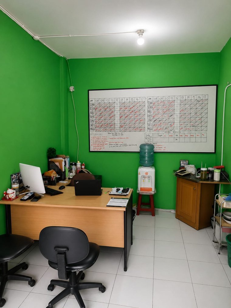 Ruang admin Dirgantara Jaya dengan papan jadwal latihan