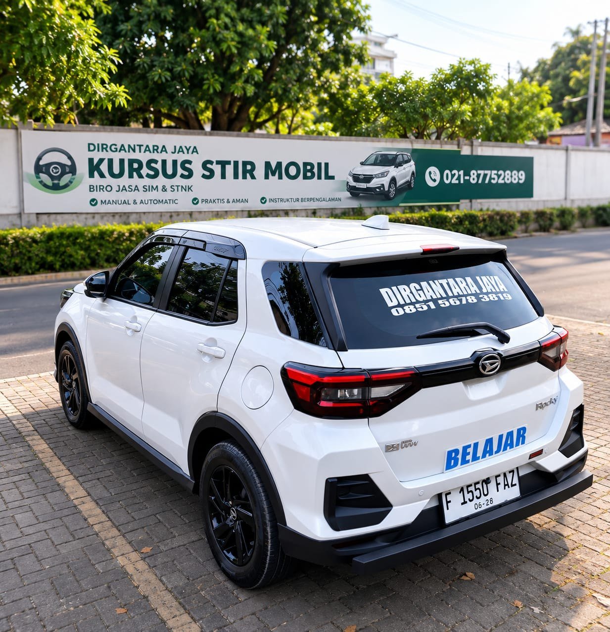 Armada Daihatsu Rocky Dirgantara Jaya di depan spanduk kursus stir mobil