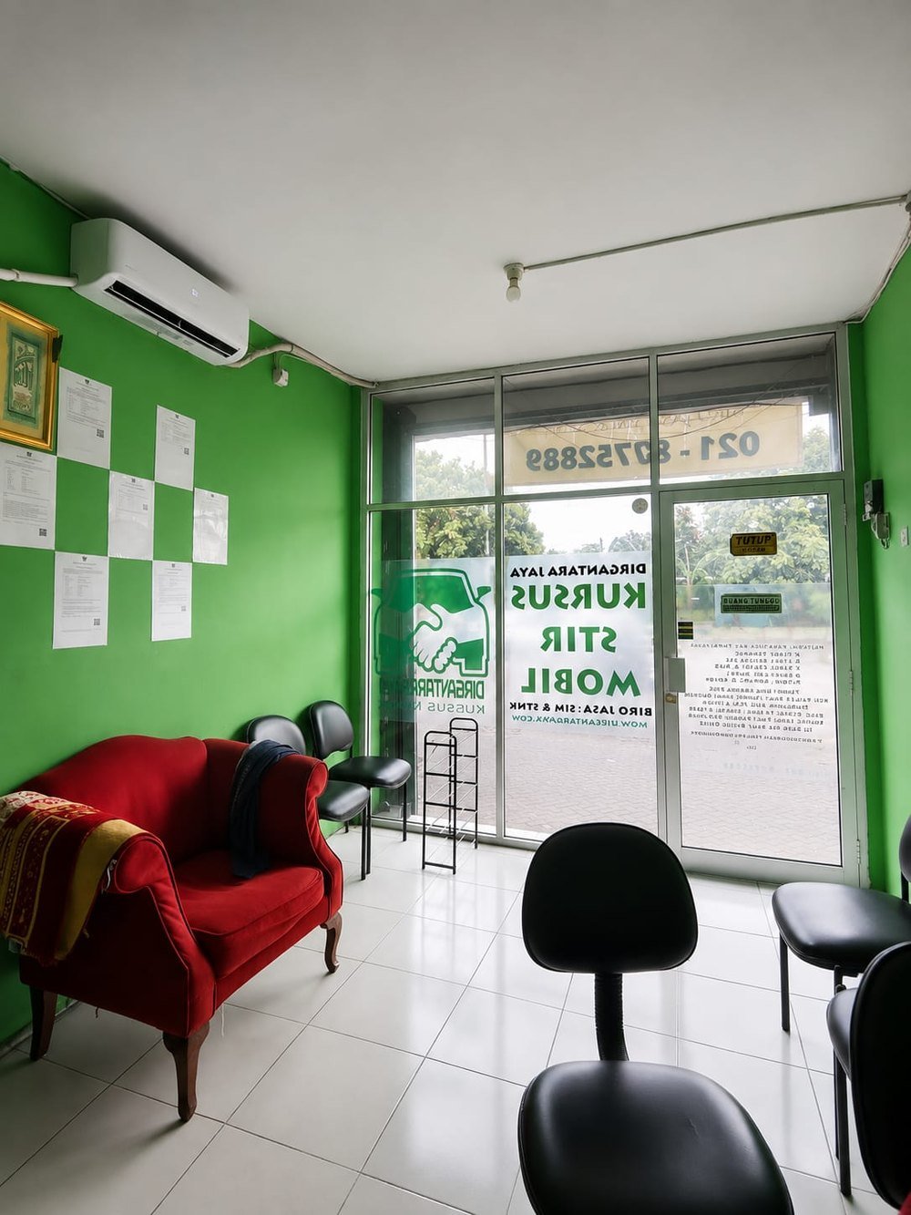 Ruang tunggu murid Dirgantara Jaya yang ber-AC